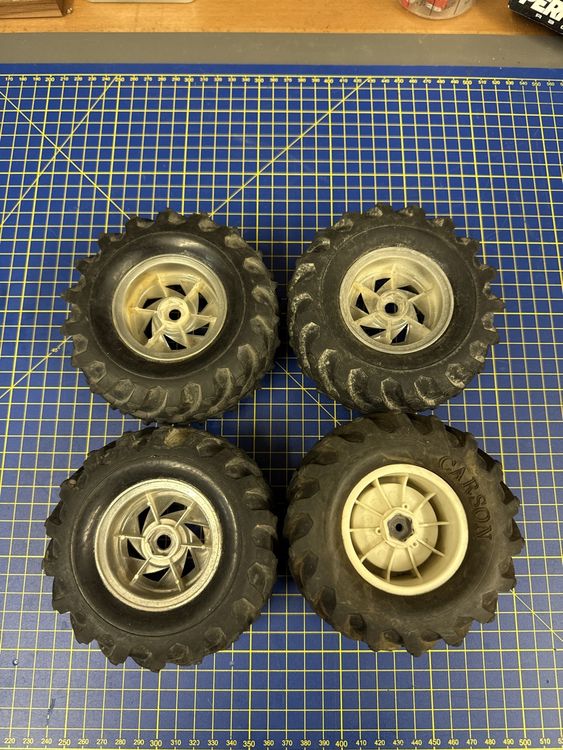 RC Kits de montage: 4 RC Reifen mit Chromfelgen – D'occasion à Winterthur par Ocasiones.ch 1
