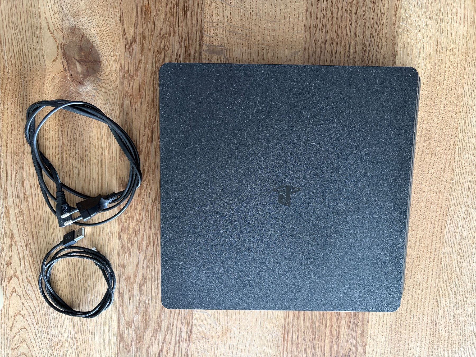 Sony Console: Sony PlayStation 4 Slim PS4 + 3 Original Controller & Kabel – Usato da Meisterschwanden venduto da Godiwilma7 2