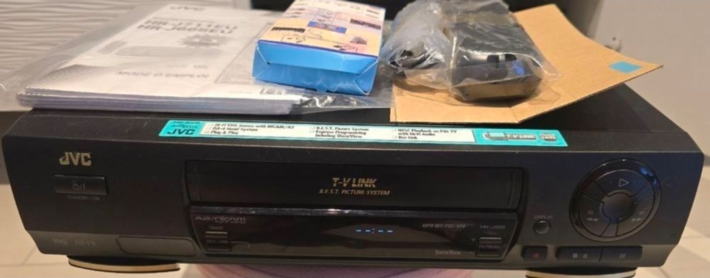 JVC Aufnahmegeräte: Magnétoscope JVC HR-J668EU avec télécommande – Neu (gemäss Beschreibung) aus Yverdon-les-Bains von maleckyFCB