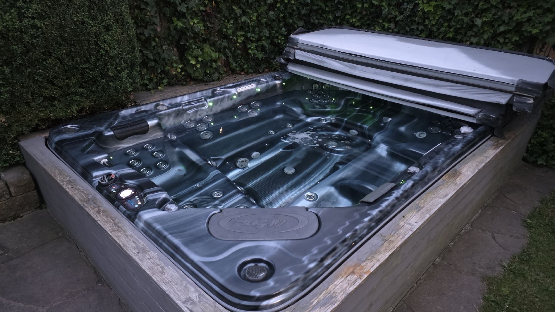 Whirlpool: Whirlpool 9 Plätzer mit Massagedüsen und Wasserfall – Usato da Buttwil venduto da mar_7hcv 1