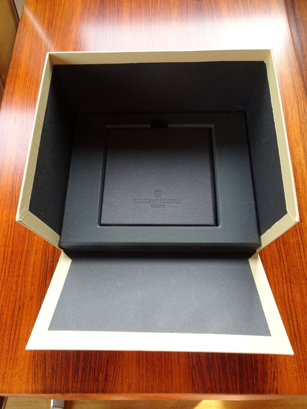Scatole porta orologi: Uhrenbox mit Umbox FREDERIQUE CONSTANT GENEVE – Usato da Vernate venduto da Cervo0 2