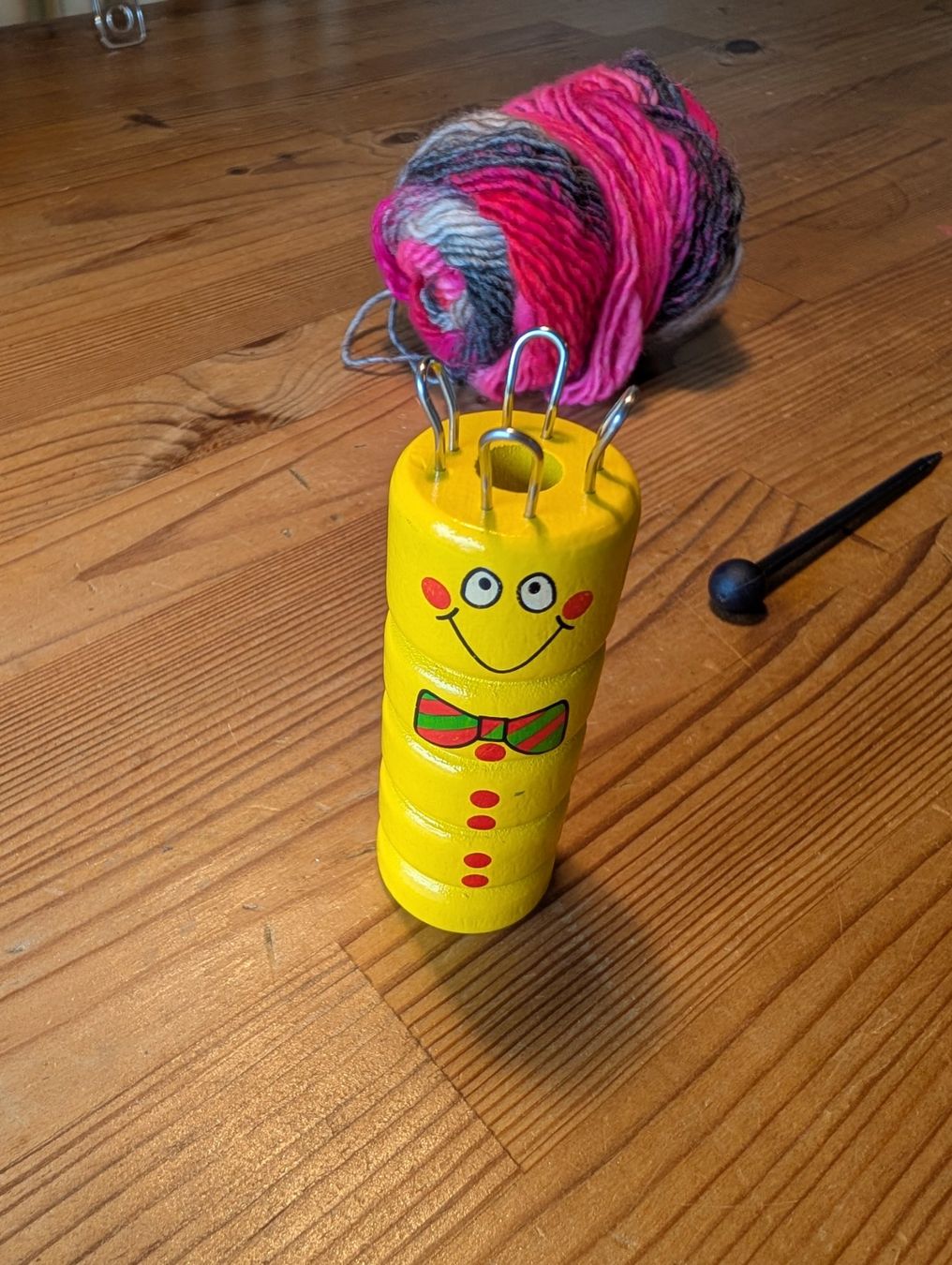 Giocattoli: Strickliesel mit Wolle, gelb mit Figur – Usato da Schüpfen venduto da fabudabi 1