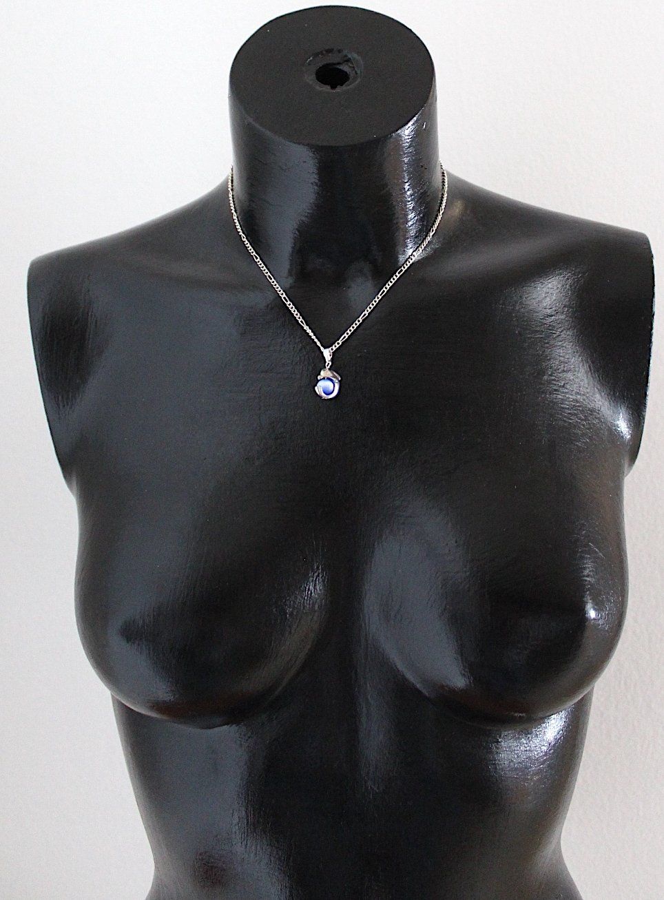 Catenine: Neu, Kette mit Delfin und Glasstein – Usato da Locarno venduto da madame-tus-sauds 1
