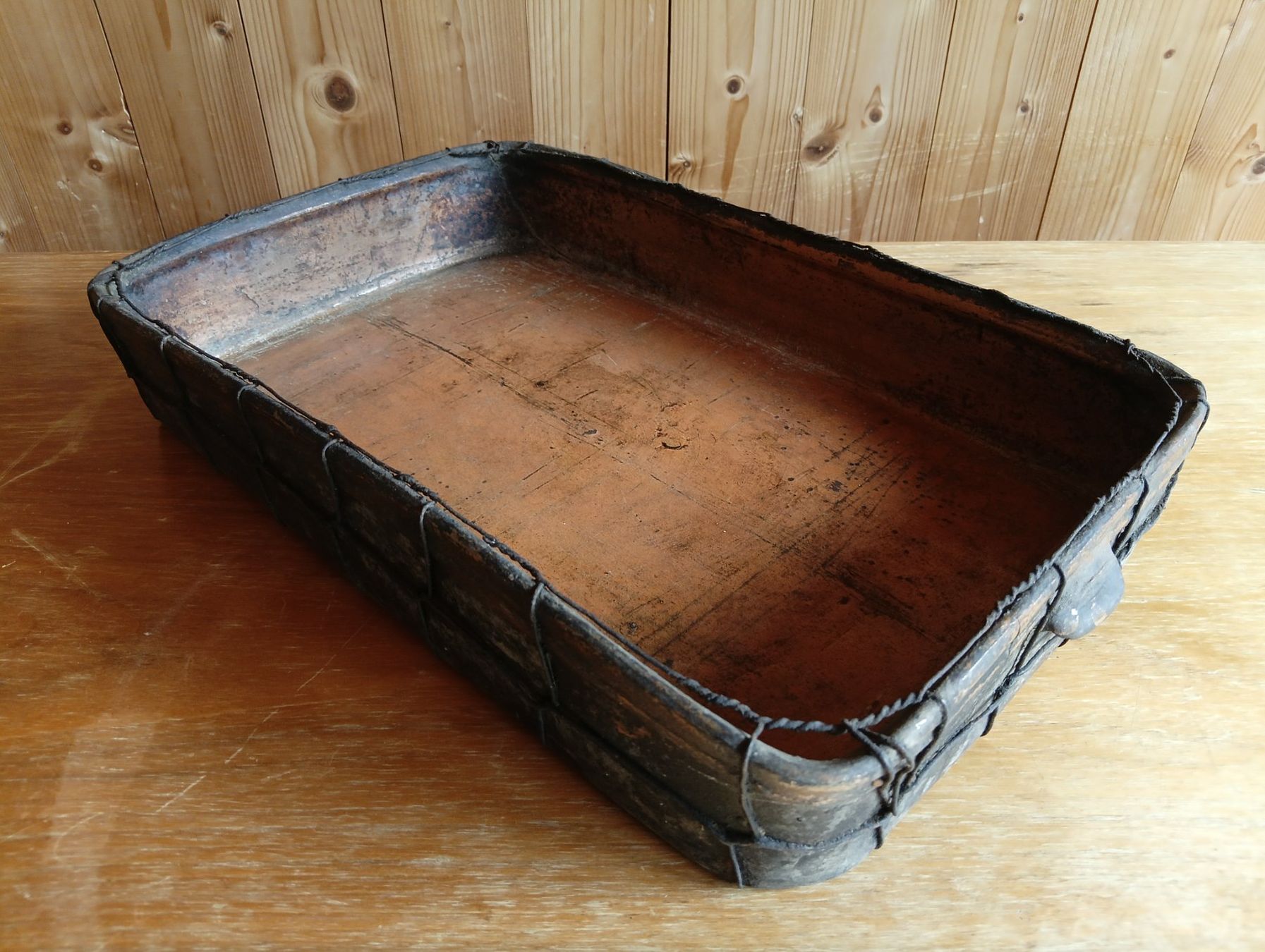 Teglie da forno: Antiker Entenbräter / Kastenbackform mit Drahtgeflecht – Usato da Lumino venduto da Happy4Happy