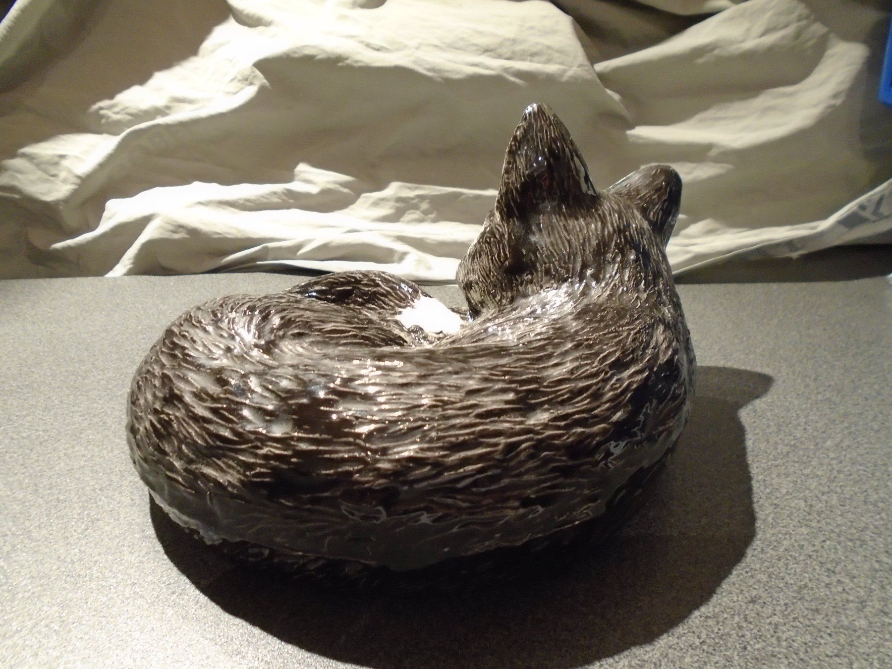 Figuren: Katze liegend/schlafend eingerollt, schwarz/weiss – Gebraucht aus Zürich von abraxas1291 1