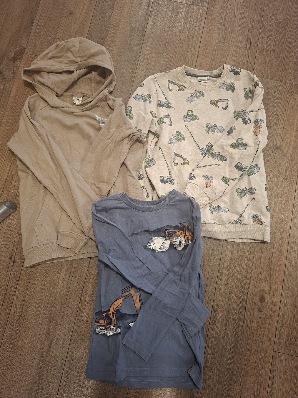 Lotti & Set di vestiti: 3er Set, 2 Pullover, 1 Langarmshirt – Usato da Liestal venduto da iti_rsl8