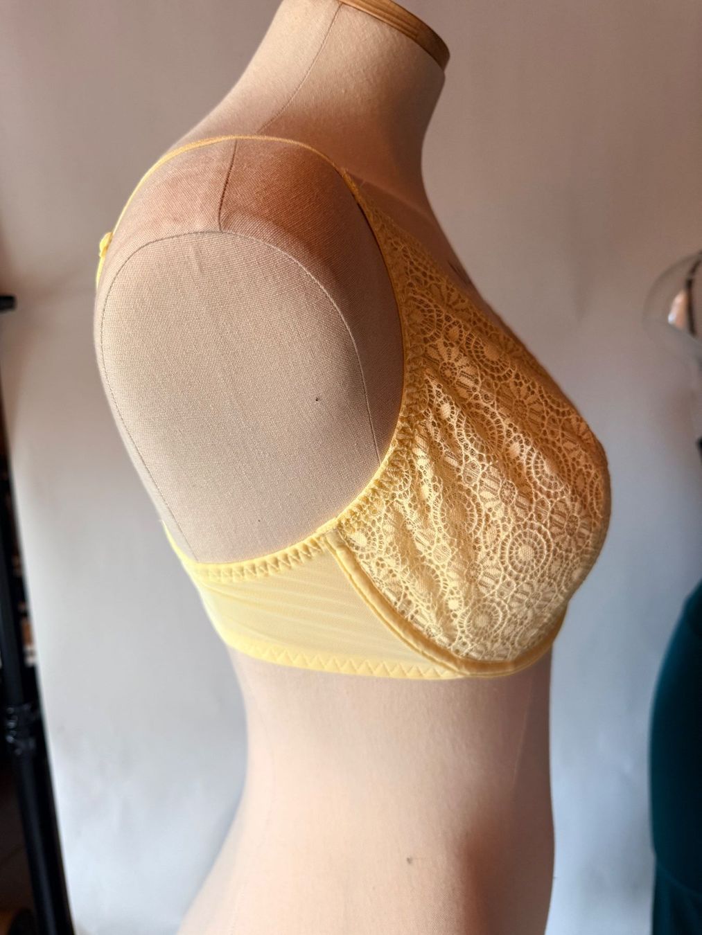 Passionata Autres dessous: PASSIONATA, Bügel-BH, Grösse 75F, Farbe Hellgelb – Neuf avec emballage d'origine à Rudolfstetten par gst_g7xl 2