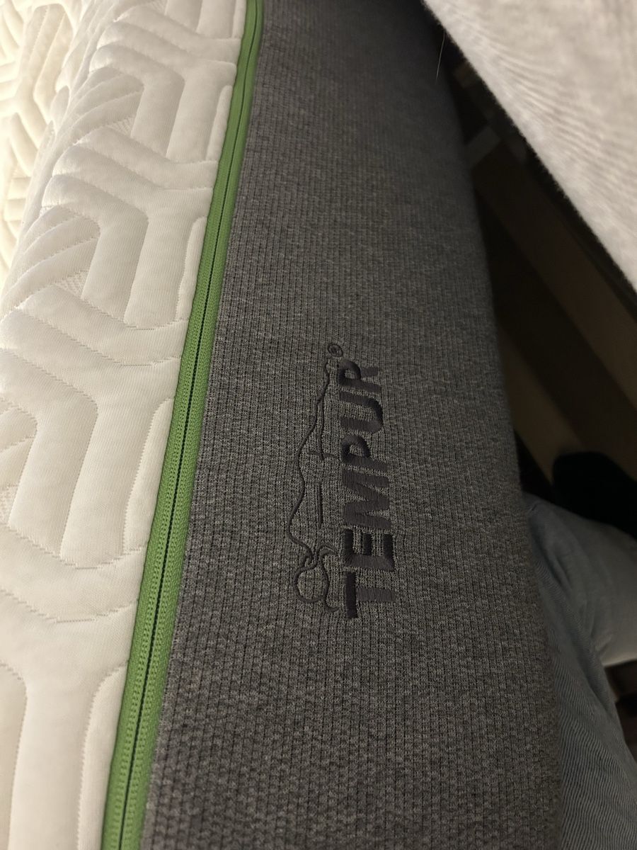 Tempur Materassi: Tempur Mattress with West Elm Bed Frame – Usato da Zürich venduto da lot_hct9 2