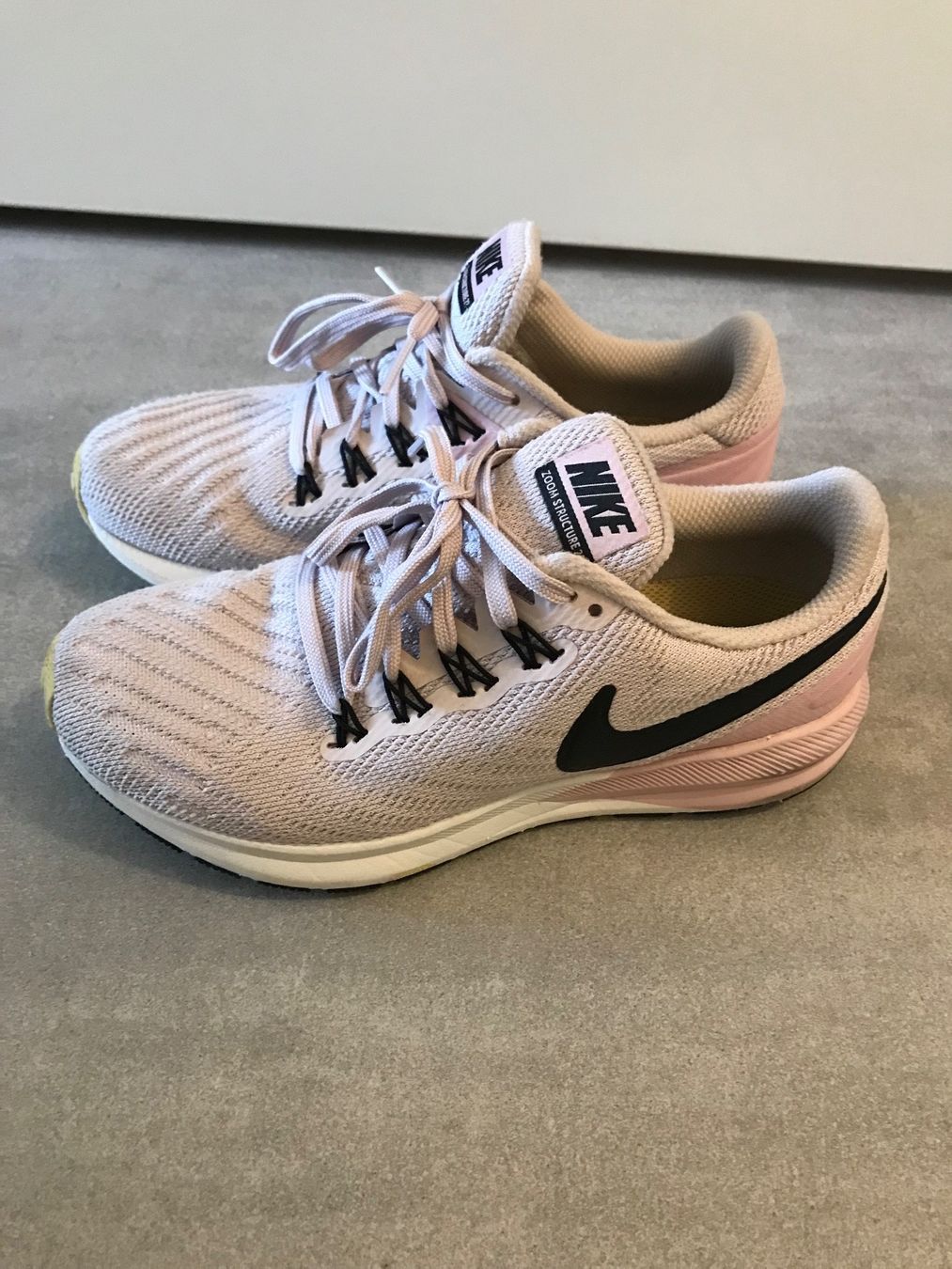 Nike Schuhe für Mädchen: Nike Air Gr. 35,5 Turnschuhe Run – Gebraucht aus Affoltern am Albis von variablend