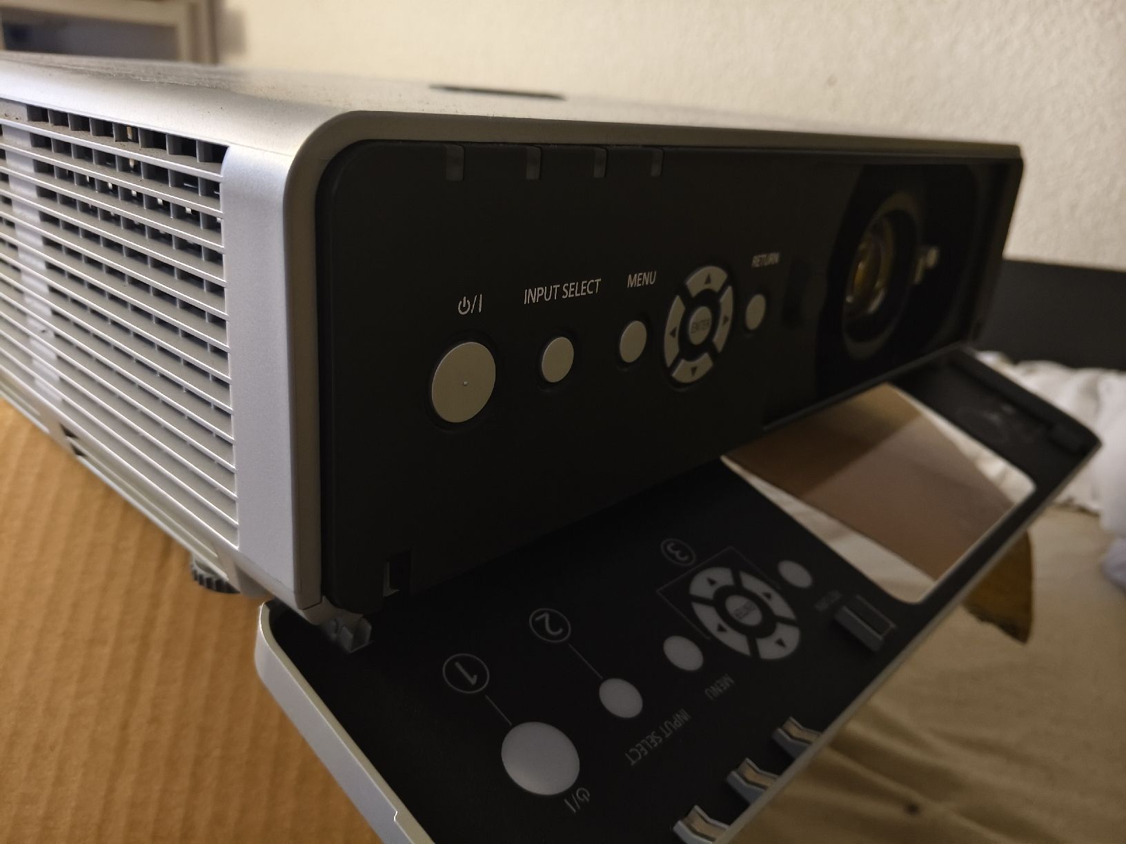 Panasonic Home cinéma: Projecteur Panasonic PT-FW300 avec télécommande – Testé – D'occasion à St-Séverin par Murh 1