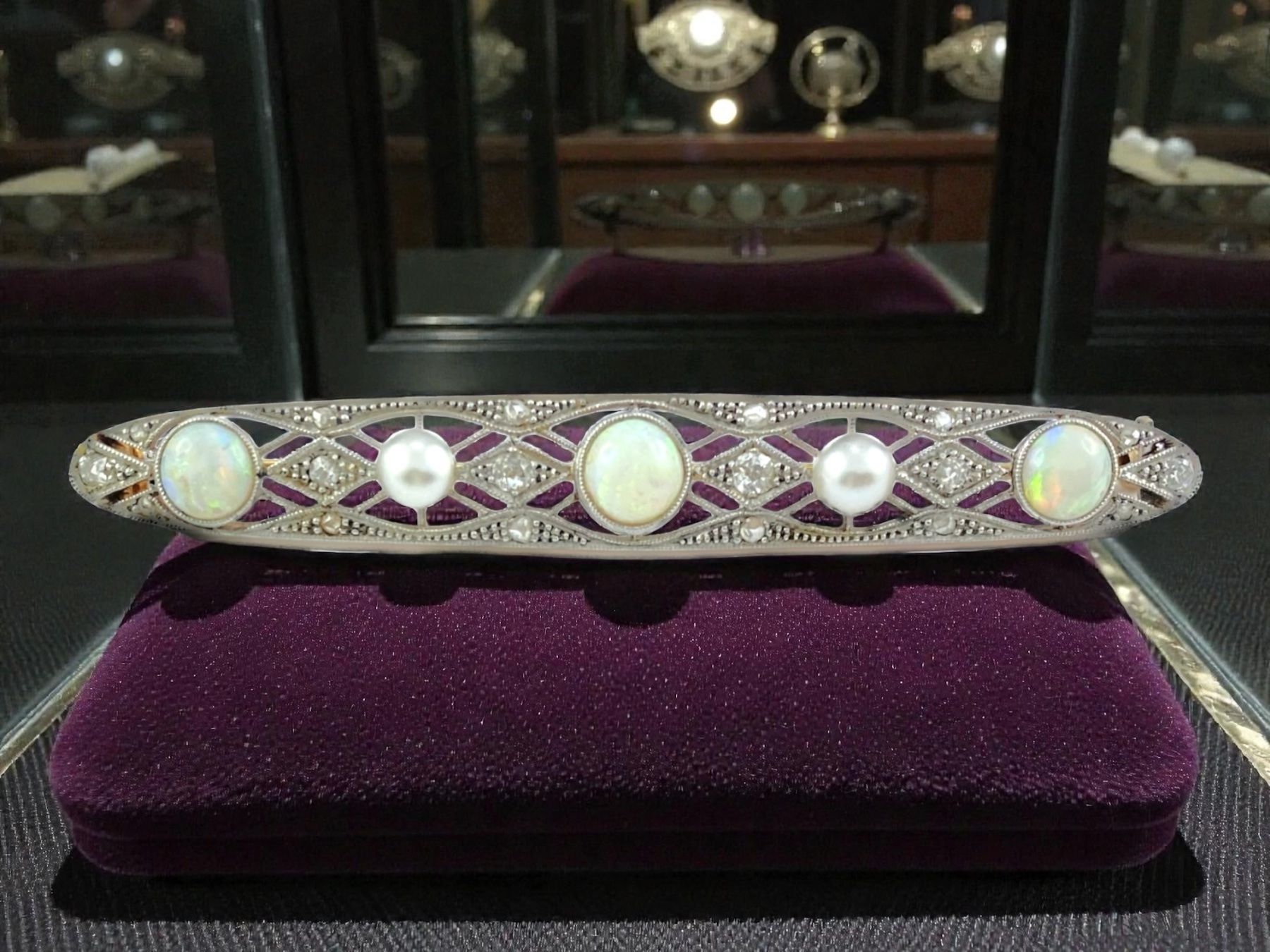 Spille & Fermagli: Opal - Perlen - Diamant - Brosche, Tschechoslowakei um 1945 – Usato da Zuzwil SG venduto da artimmo