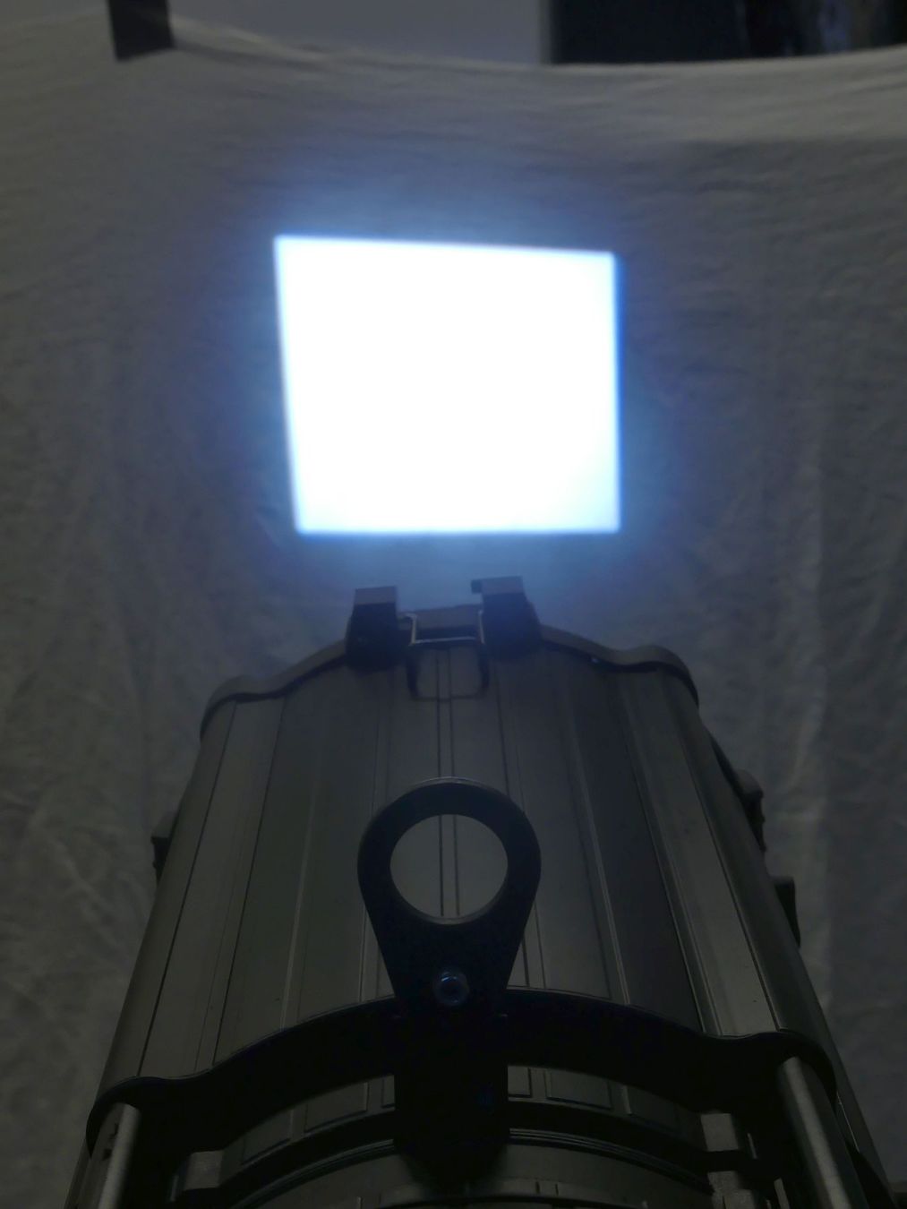 Lampes: 200W LED Profilscheinwerfer mit Zoom, warmweiss – D'occasion à Grüsch par Rgb_led 3