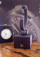 Patek Philippe: Espositore da orologio in legno massiccio