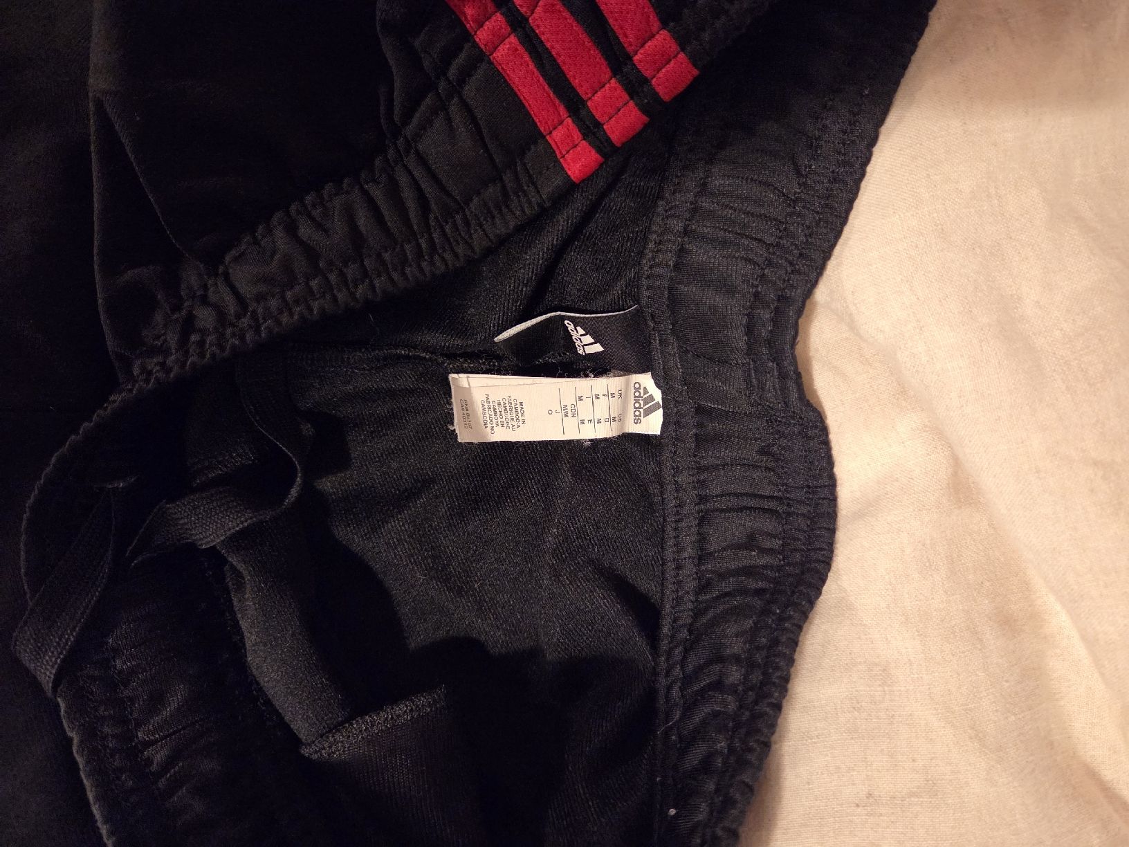Adidas Hosen: Adidas Trackpants – Gebraucht aus Bern von leloskiosk 1