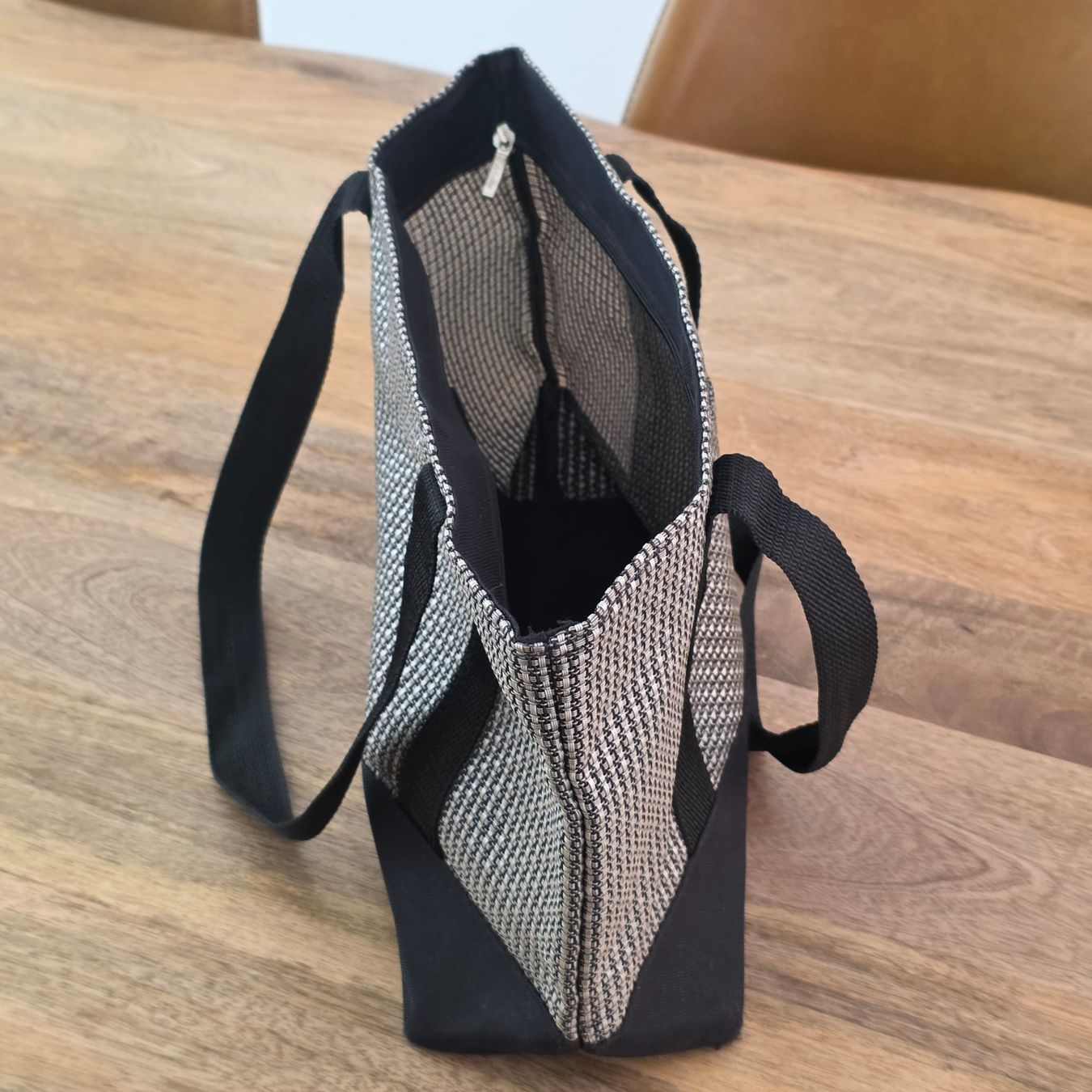 Taschen für Damen: Tasche schwarz/grau gestreift  – Neu (gemäss Beschreibung) aus Rheinsulz von Dred 1