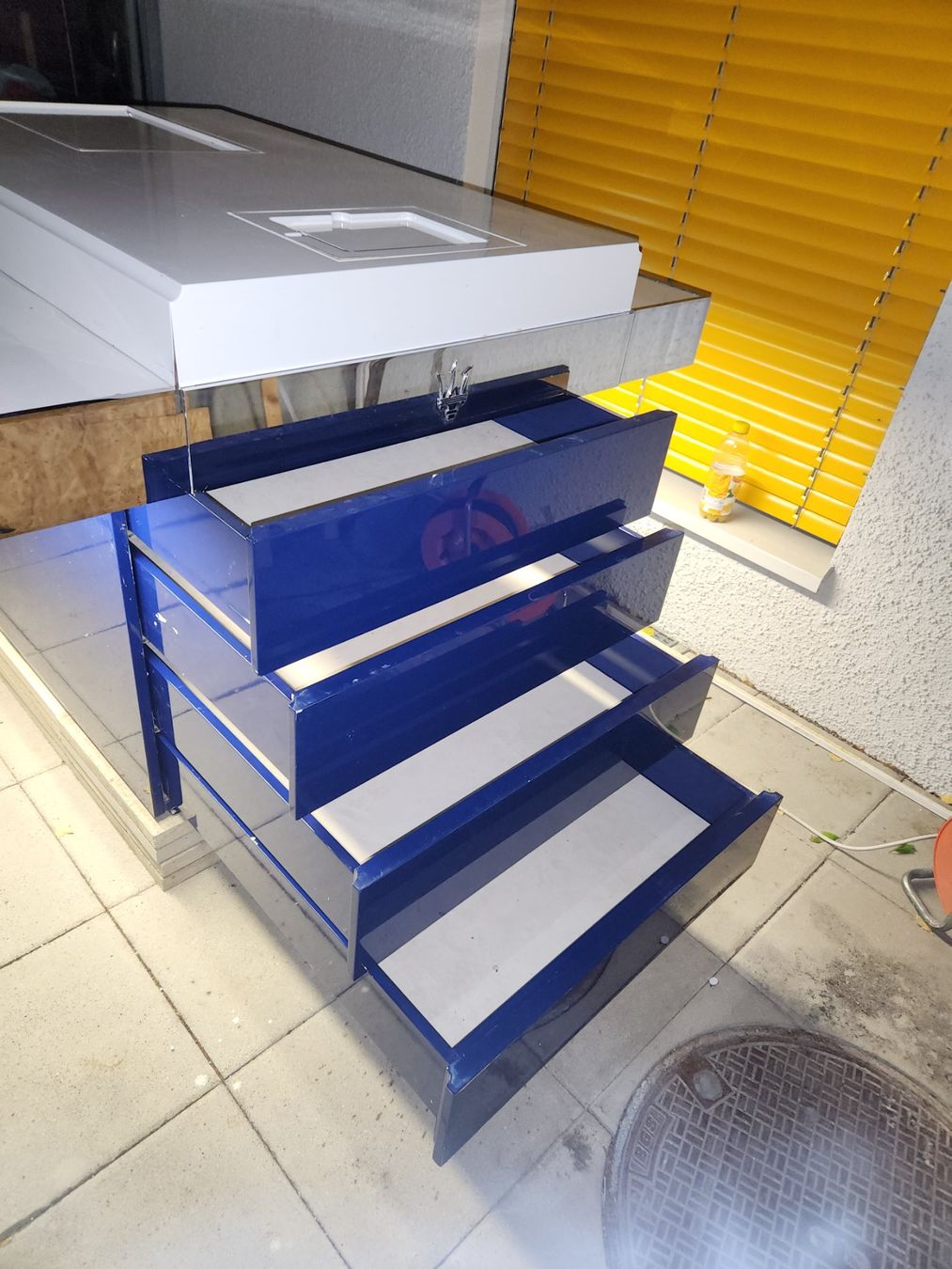 Allestimento di negozi e stand fieristici: Maserati Bar Tisch Trese Theke – Usato da Zürich venduto da StefJacob 7
