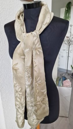 Seiden-Schal mit Blumen in hellem grün