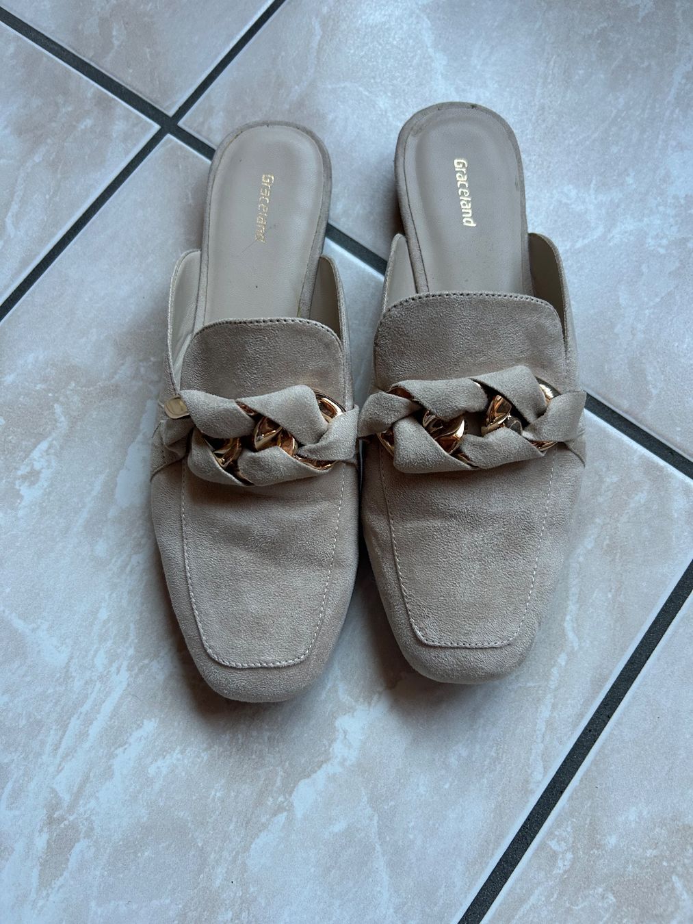 Scarpe da donna: Une paire de chaussures – Usato da Courrendlin venduto da loko2910