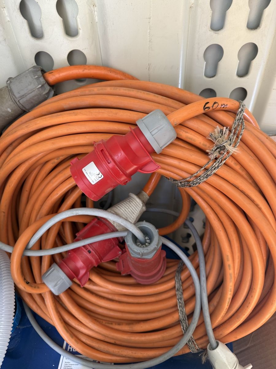 Electrotechnique: Baustromverteiler 32A mit Kabel 60m – D'occasion à St. Margrethen SG par hun_7kc9
