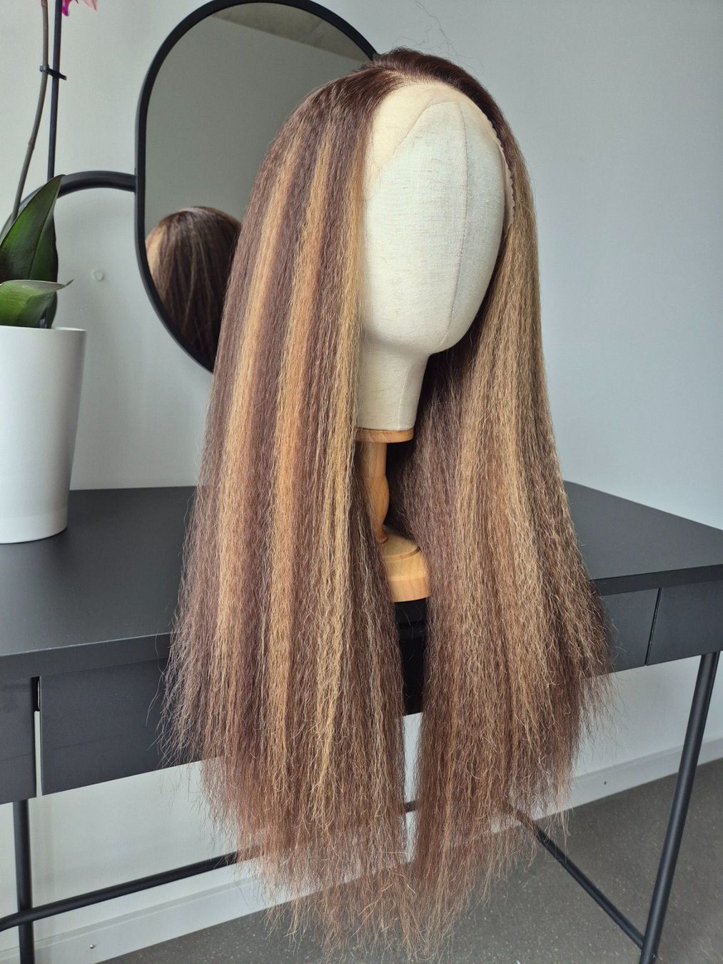 Parrucche: Neue Kunsthaar Perücke. New wig – Nuovo e nell'imballaggio originale da Zürich venduto da pla_tm9w 3