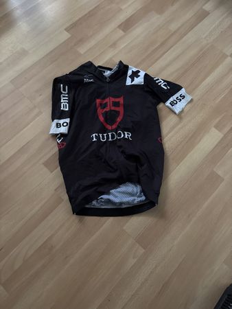 Maillot Assos continental team Tudor