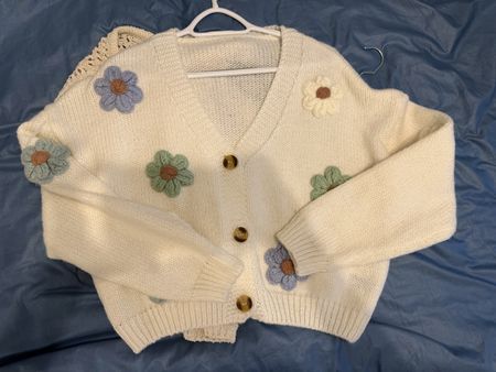 Strickjacke Damen Creme mit Blumenapplikationen Grösse  M