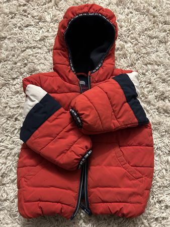 Rote Winterjacke mit Kapuze, Grösse 86, Ideal für den Winter