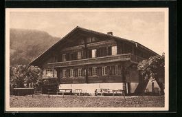 Gsteig, Schweizer Bauernhaus mit Bänken