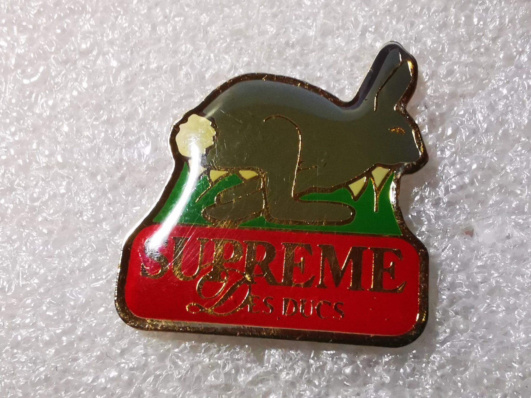 Placchette & Badge: Ansteckpin 22: Supreme – Usato da Oppligen venduto da Pin-Fall-Shop
