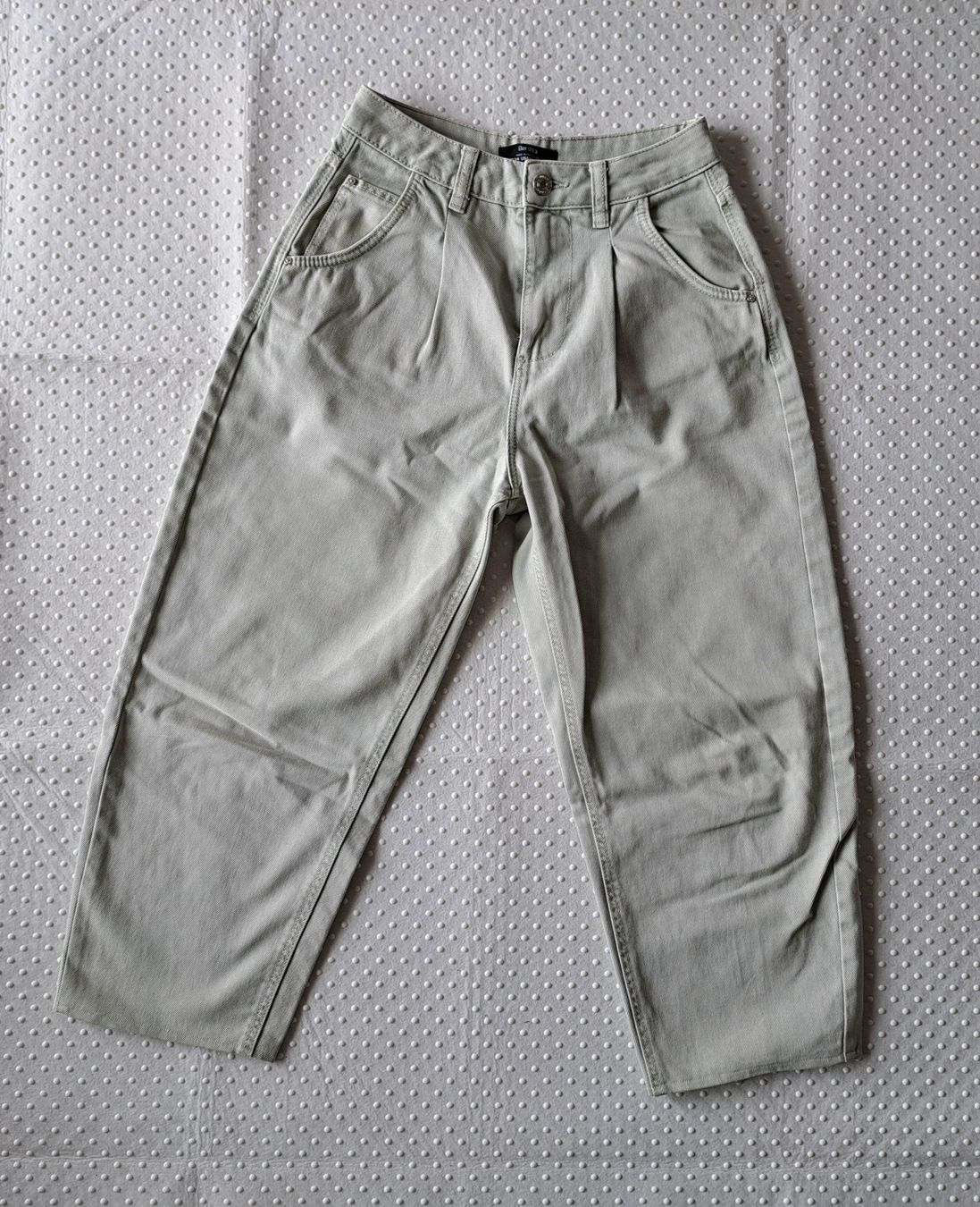 Bershka Pantaloni: Stylische 7/8 Sommerhose, Gr. 34, hellgrün – Usato da Gysenstein venduto da joshuas81