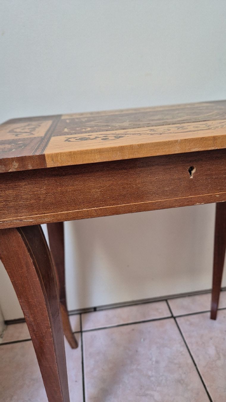 Tavoli: Table à ouvrage ancienne avec marqueterie  – Usato da Versoix venduto da Lenas9 2