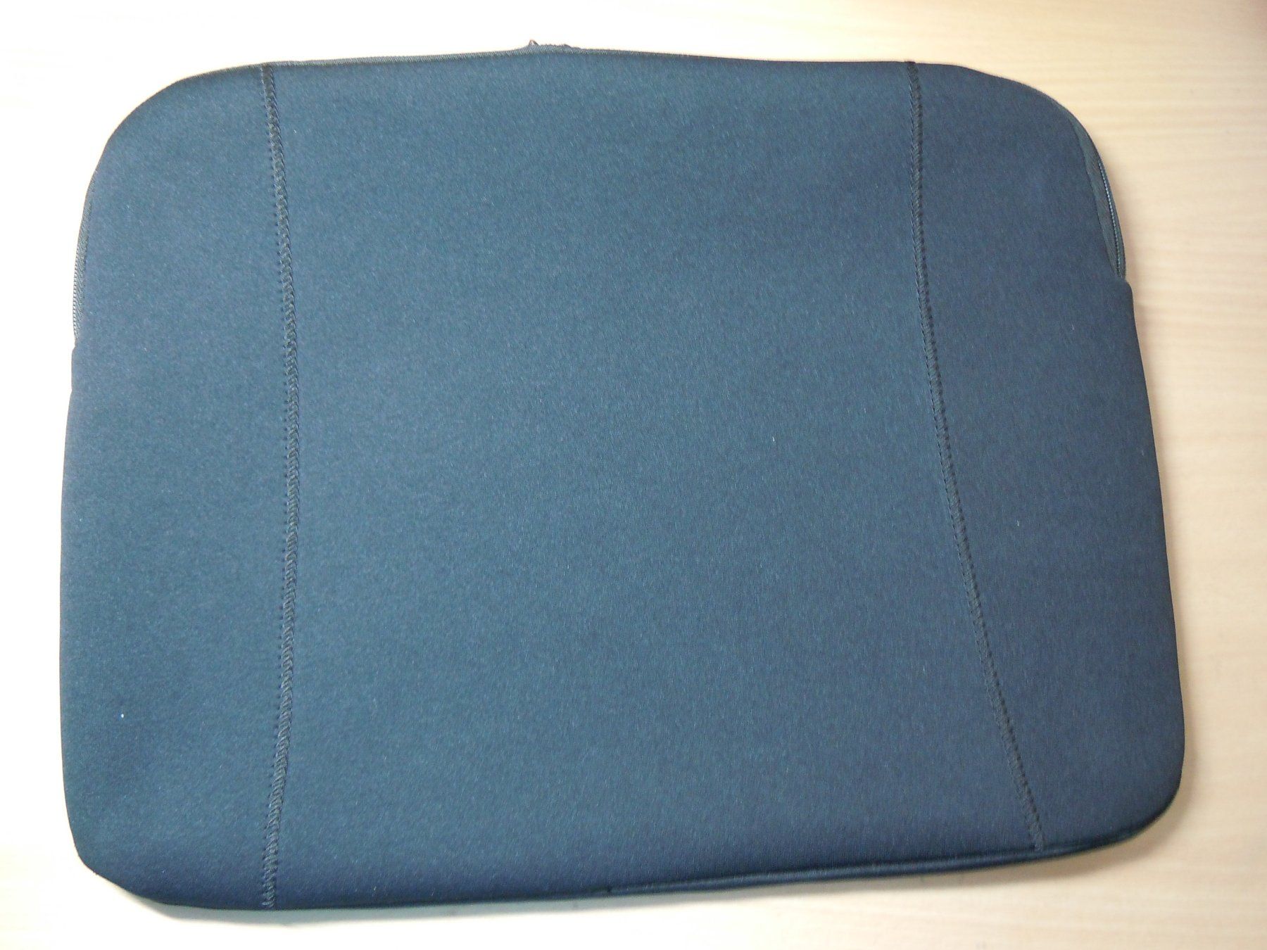 Covers & Borse: Laptop Hülle Neopren schwarz – Usato da Luzern venduto da Baumli1 3