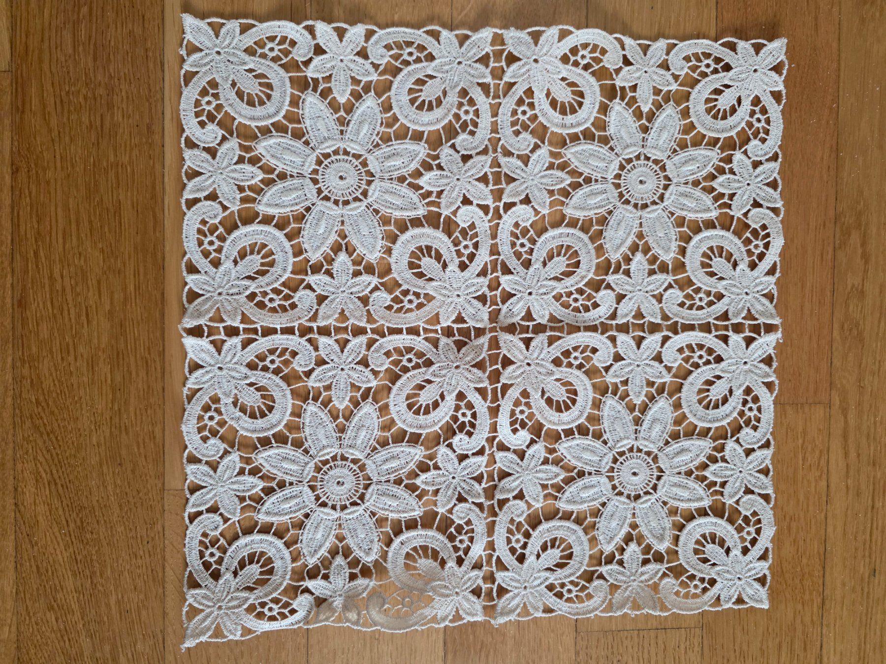 Sonstige Tischwäsche: Letzte Gelegenheit / Tischdeckchen geklöppelt beige 30x30 cm – Gebraucht aus Riehen von robs2026