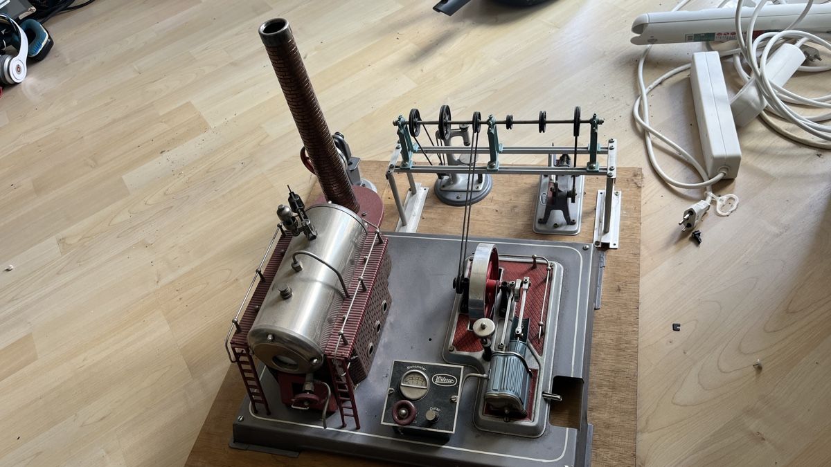 Wilesco Kit di modellismo & Modellini statici: Wilesco Dampfmaschine mit Zubehör – Difettoso da Bibern SO venduto da Alpmann13