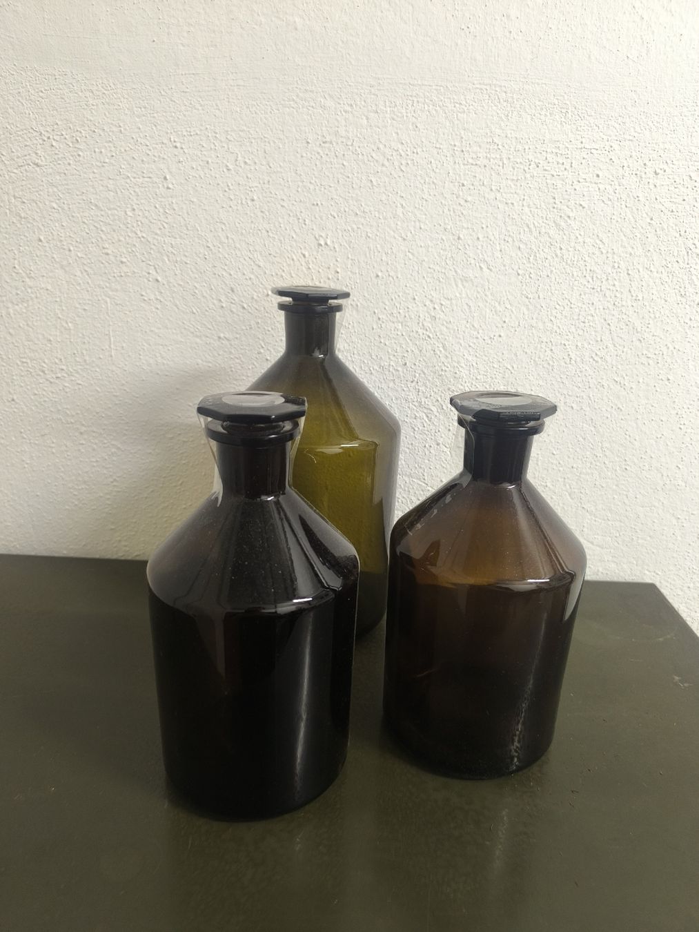 Accessori da laboratorio: Dunkle Glasflaschen mit schwarzem Verschluss – Usato da Zürich venduto da domi_nic1208