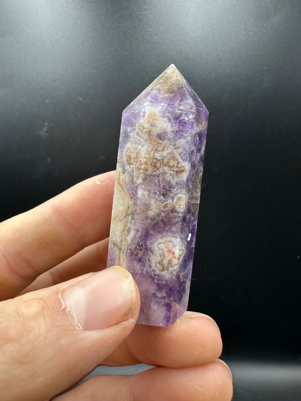 Minerali & Pietre curative: Chevron Traum Amethyst Obelisk, Spitze – Nuovo e nell'imballaggio originale da Männedorf venduto da Handschmeichler 1