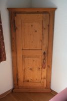 Bauern-Eckschrank aus Holz mit 3 Tablaren