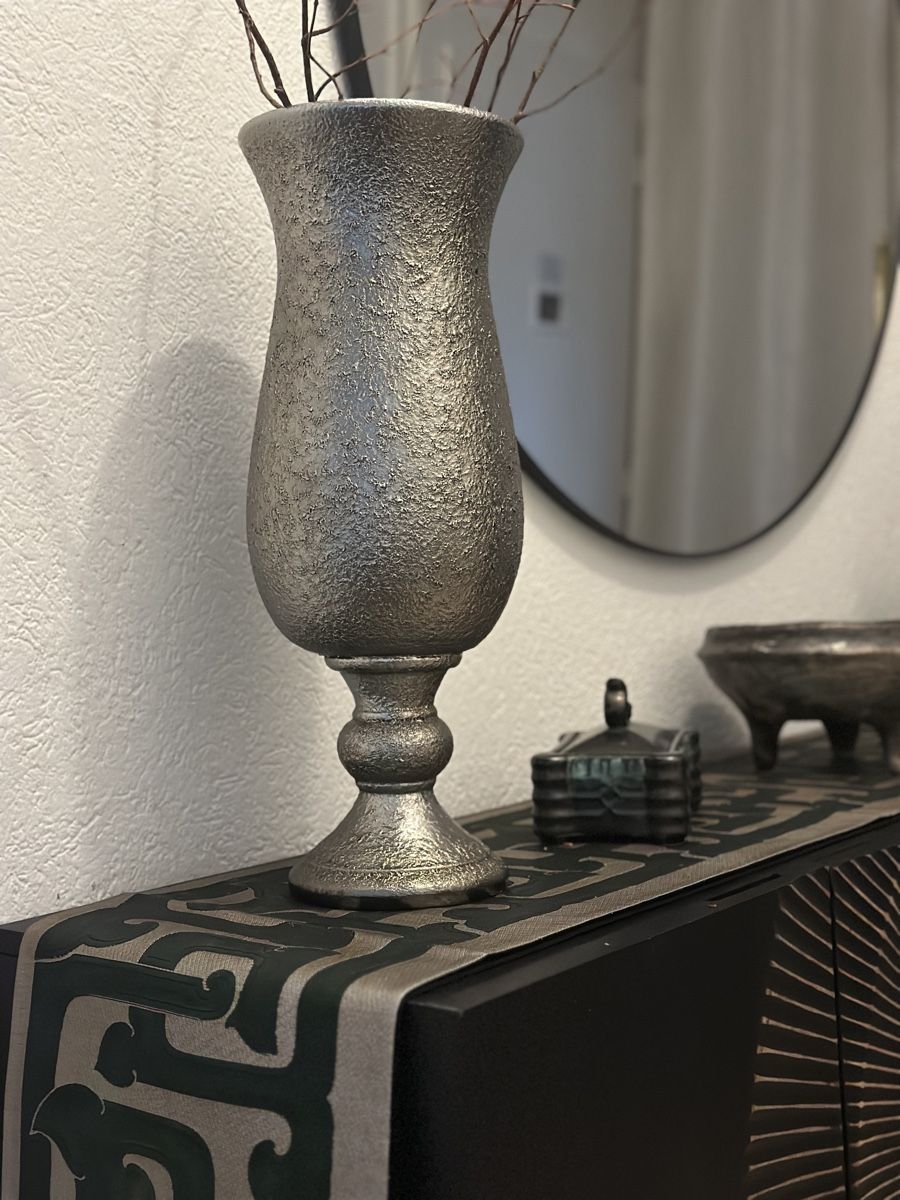 Globus Vasi & Recipienti: Statement Silver Vase | Overseas Find | CHF 165 – Usato da Zürich venduto da Souljunic