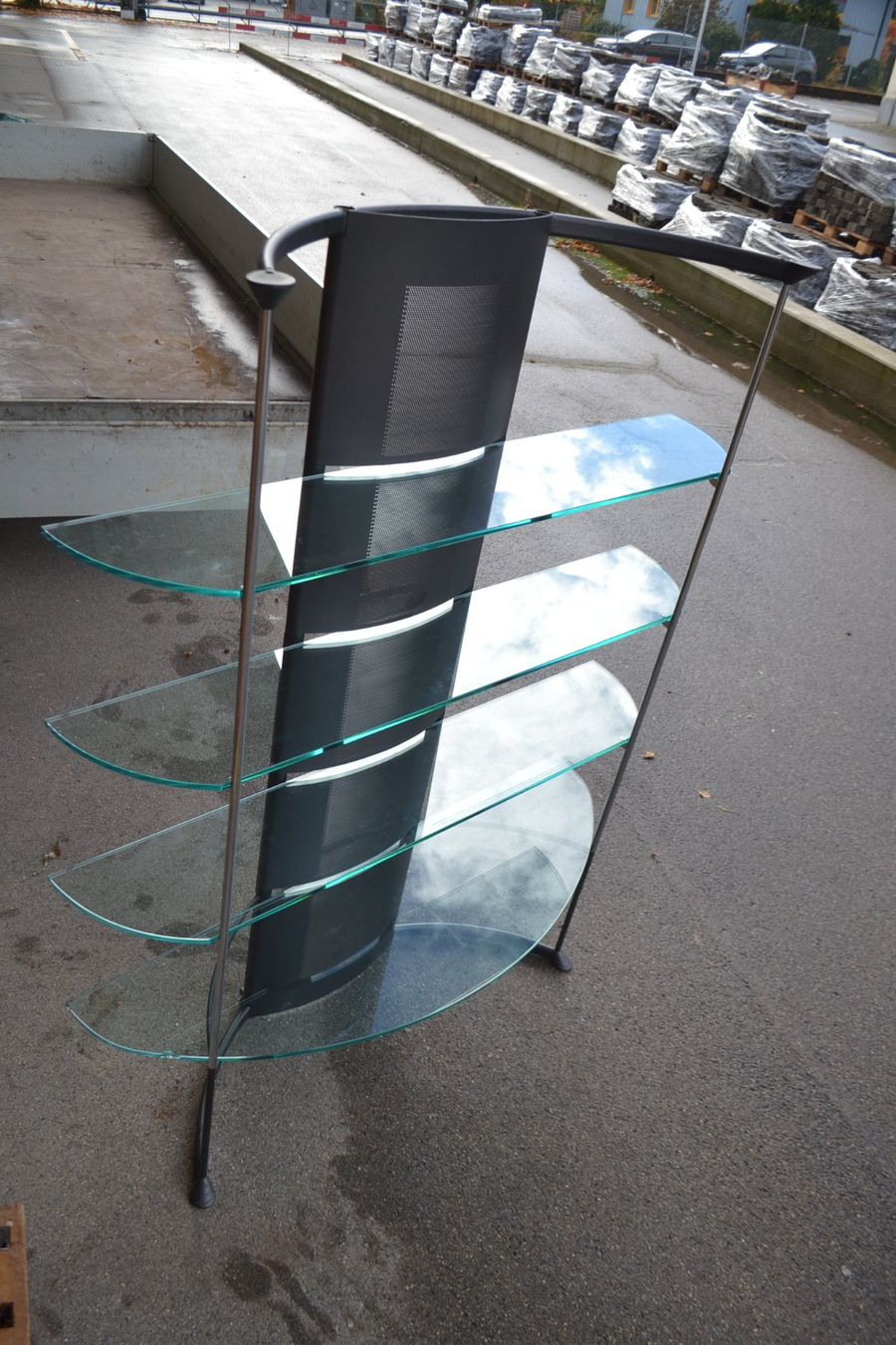 Regale: Glasregal, Halbrunde Form, Schwarz,  Design – Gebraucht aus Wil SG von Athi 2