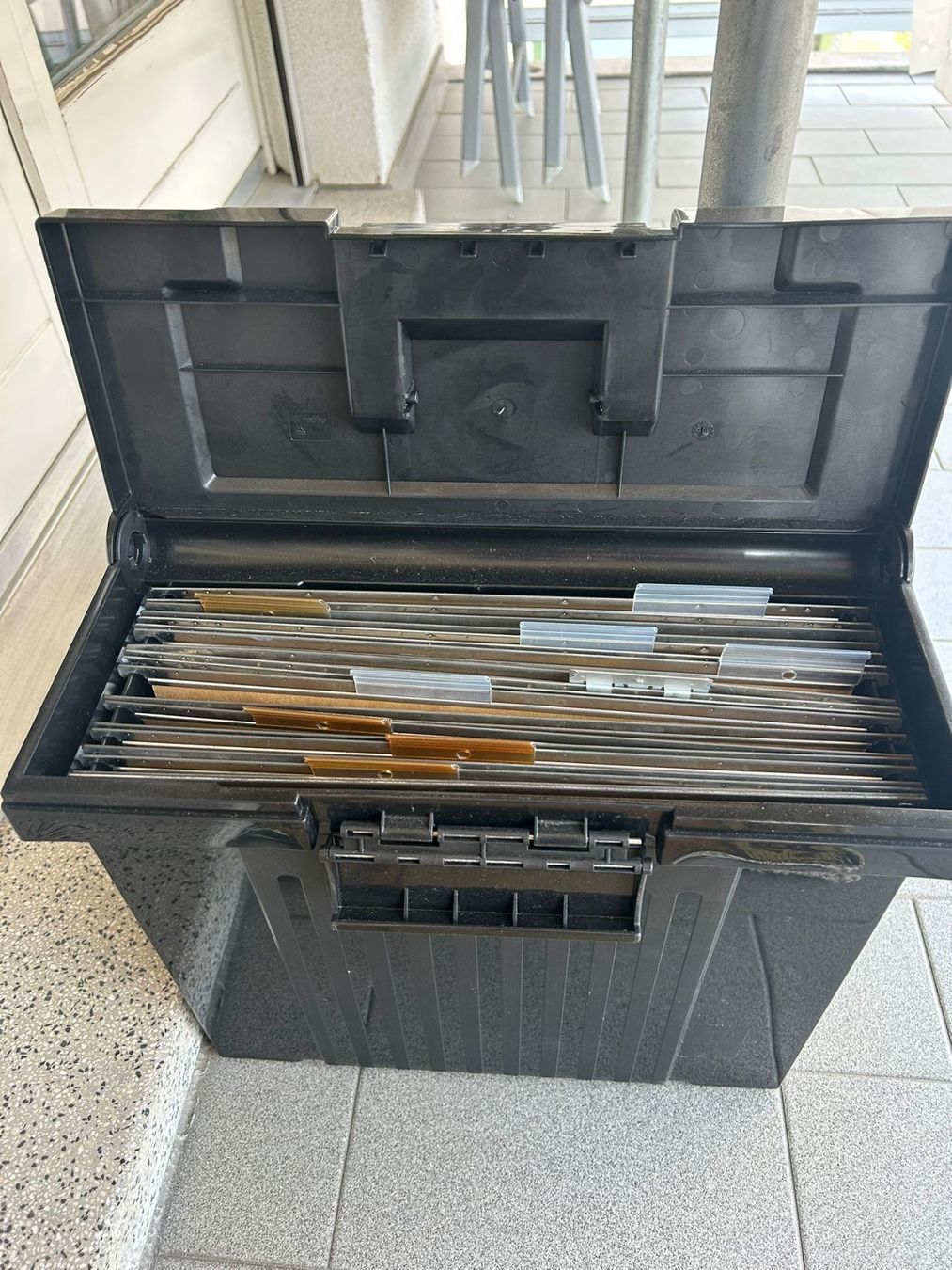 Valigie & Borse: Valigetta in plastica nera porta mappette sospese – Usato da Melano venduto da H-Sara