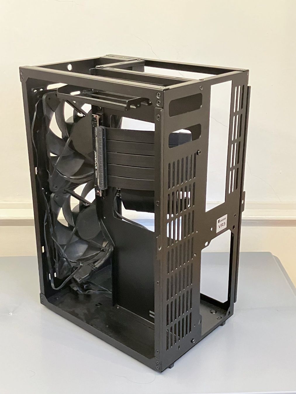Jonsbo Boîtiers: Jonsbo VR3 Mini-ITX Gehäuse mit PCIe 4.0 Riser – D'occasion à Zürich par sekirkis 4