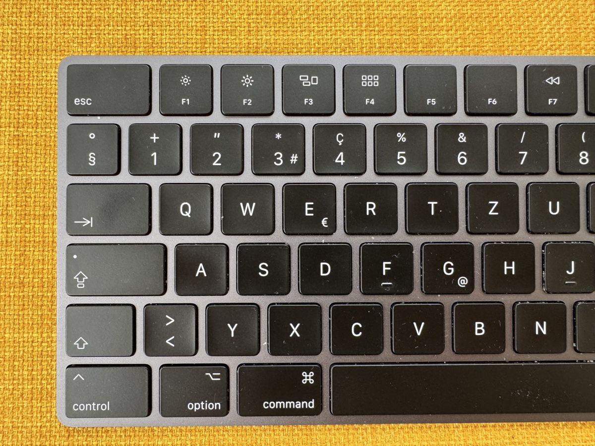 Apple Claviers: Apple Magic Keyboard mit Ziffernblock CH-Layout Space Grau – D'occasion à Bern par  1