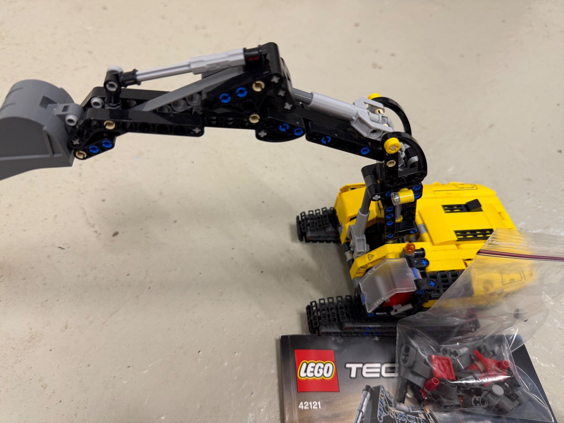 Lego Jouets: Lego Technik Bagger und Krahn +gratis Auto – D'occasion à Winterthur par mj1_kcd8 5