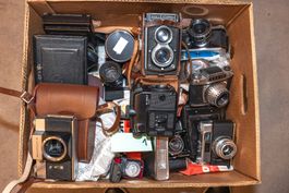 10 Kisten historische Kameras