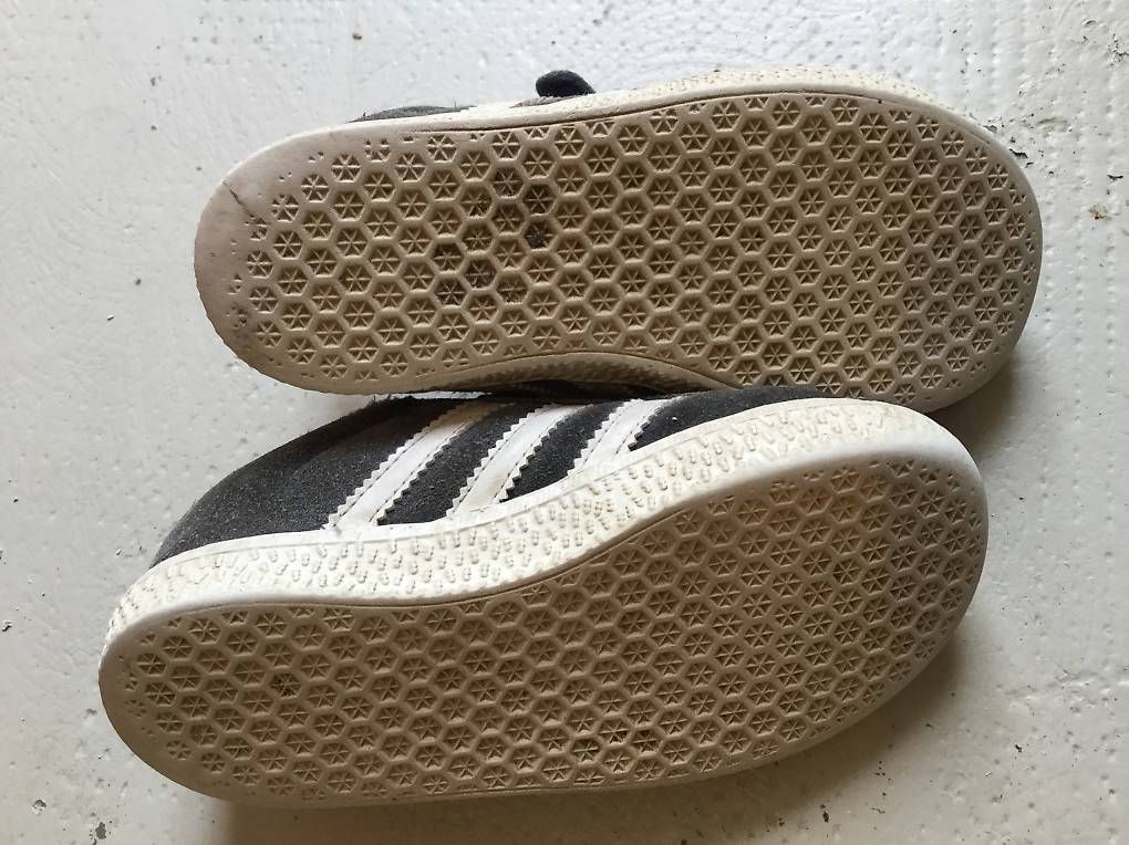 Scarpe per ragazzi: Turnschuhe 27 – Usato da Basel venduto da exakt-neutral 1