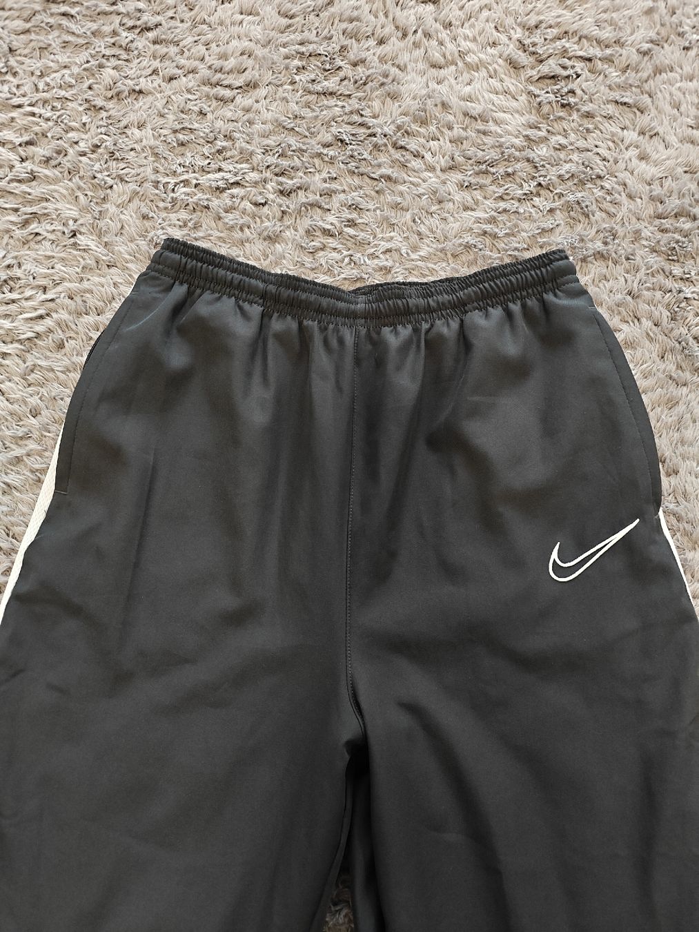 Nike Hosen: Nike Trainerhose – Gebraucht aus Pieterlen von Saemelili 1
