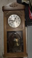 Wanduhr Holz mit Pendel braun akzeptabler Zustand