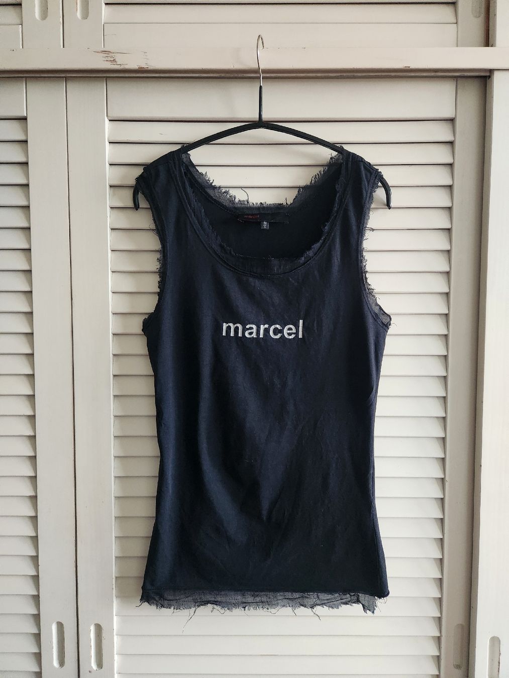 T-Shirts: Marcel Marongiu débardeur en coton noir. – Gebraucht aus Lausanne von man_rw9q