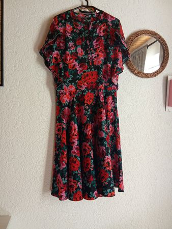 Robe fleurie Guess, taille S, parfait pour l'été!
