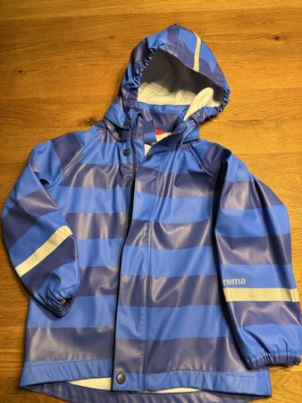 Regenjacke Reima gestreift blau Grösse 104 cm getragen